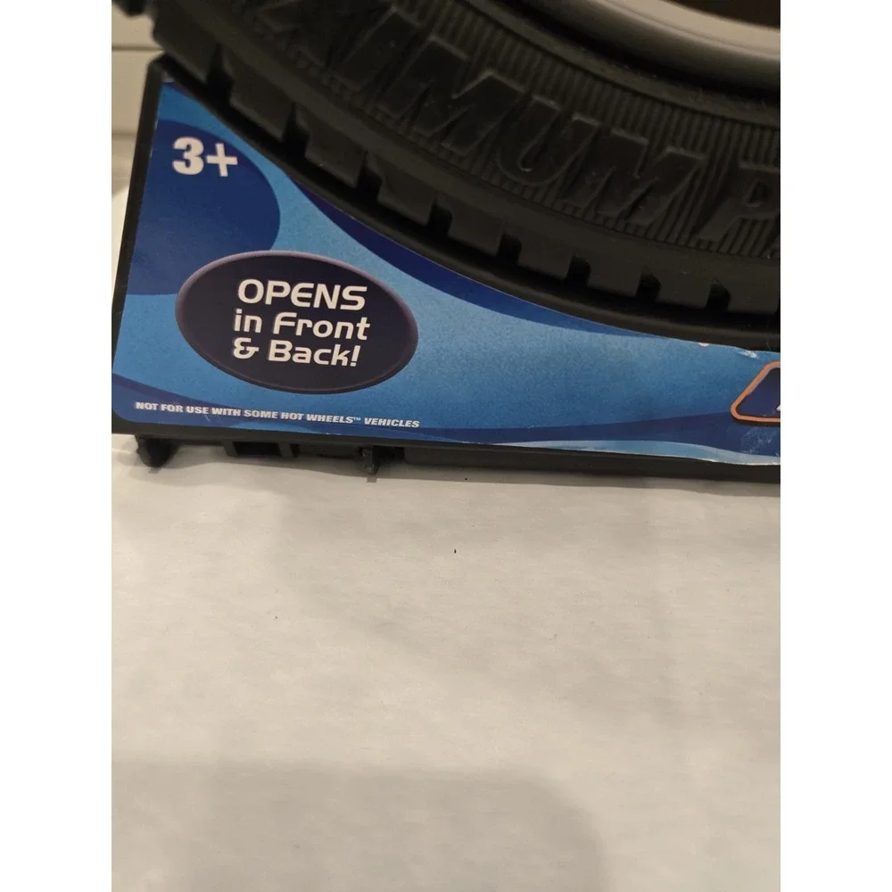 Hot Wheels Large Spinner Wheel Car Case Holds 72 Cars 1:64 Scale 2005